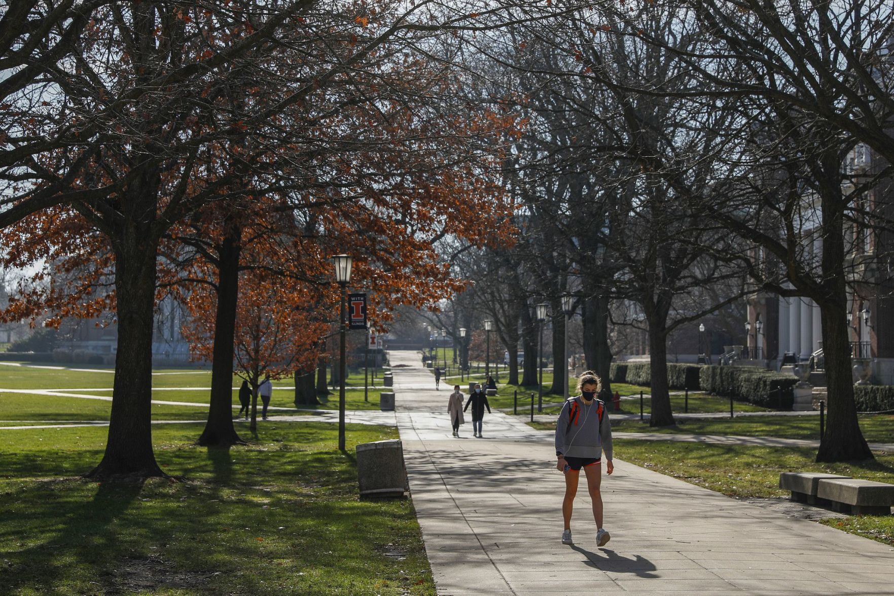 US-NEWS-ILLINOIS-UNIVERSITIES-AIM-TO-REOPEN-1-TB.jpg